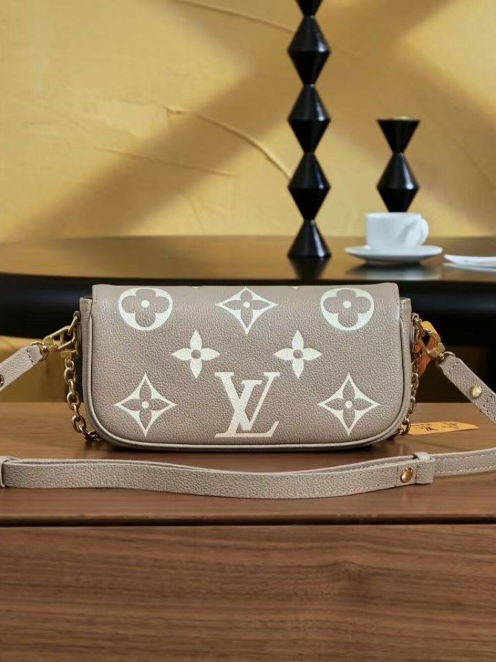 Classic Louis Vuitton Bag: A Stylish and Versatile Choice for Elegance - Picture 4 of 6